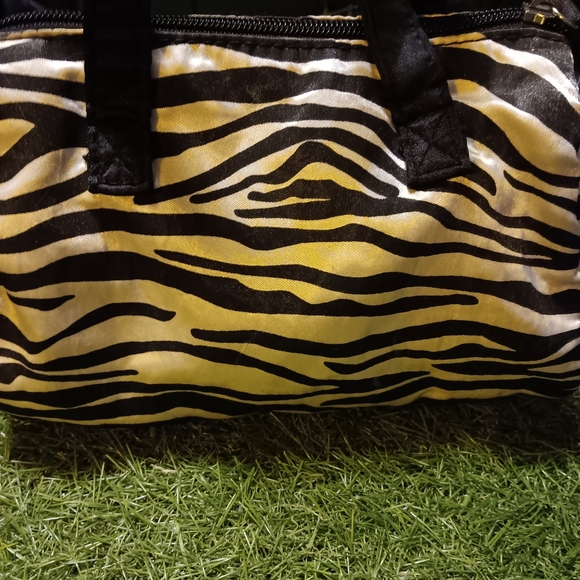 Hello Kitty Silky Purse comes with 2 Hello Kitty Sheet Masks. - Picture 4 of 5